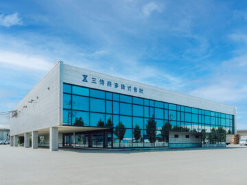 秋田市新屋鳥木町の秋田市西部工業団地に社屋を構える三傳商事株式会社は、1847年に荒物商として創業し、180年を迎える県内屈指の長い社歴をもつ会社である。従業員数は本社49名、横手支店13名で、紙事業部、食品・包材事業部、建材事業部、事業開発課など幅広い事業を展開している。同社の敷地内禁煙の取組について、相川総務部次長にお話を伺った。